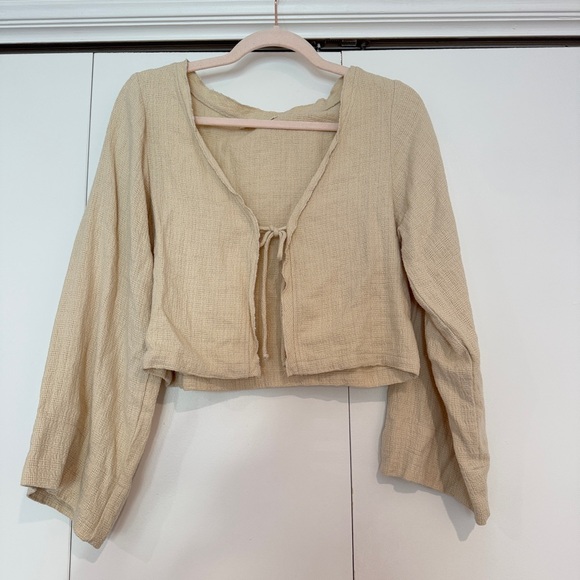 Cream Tie-Front Textured Crop Blouse with Flared Sleeves - Picture 4 of 5